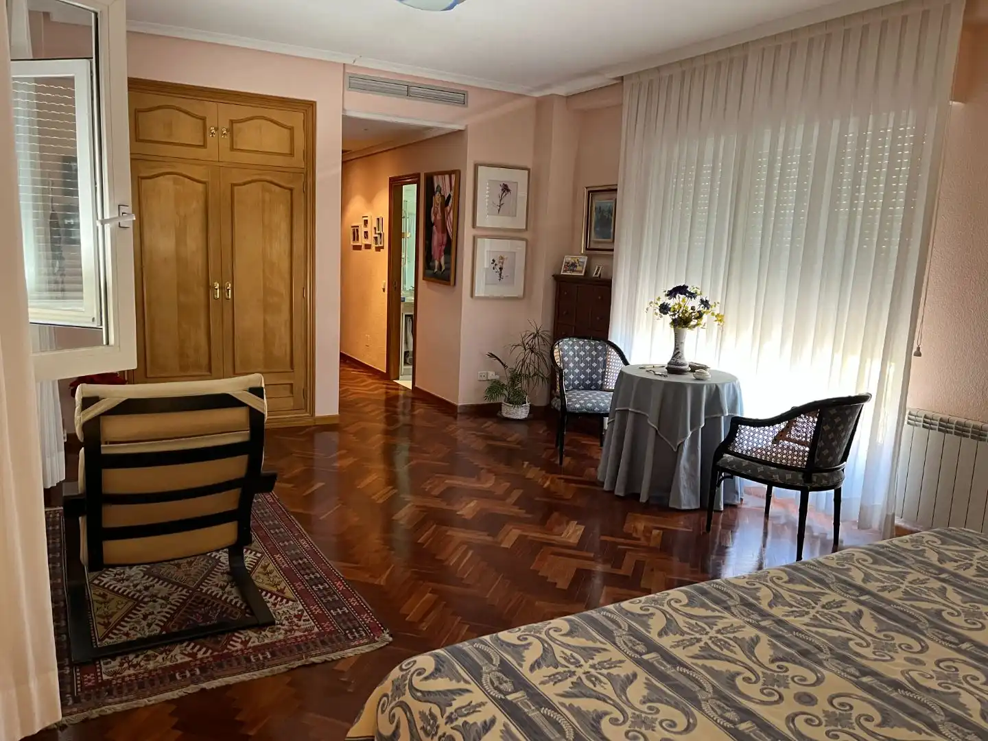 Pis en venda a Pueblo Sala d'estar de Pis en venda en Pozuelo de Alarcón amb Aire condicionat, Terrassa i Piscina