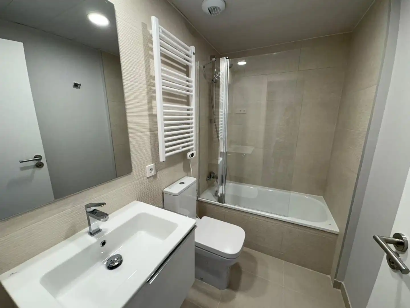 Wohnung zur Miete in Calle de Carmen Pinós, 2, Tres Cantos Badezimmer von Wohnung zur Miete in Tres Cantos mit Klimaanlage, Terrasse und Schwimmbad