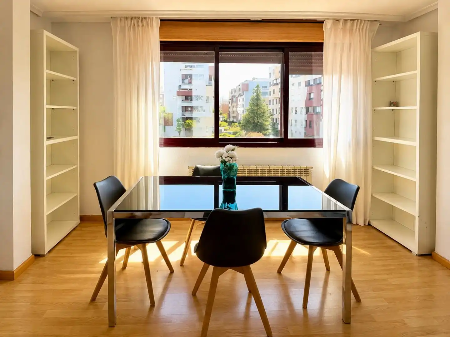 Piso de alquiler en Calle Servillas, 3, Cascajos - Piqueras Comedor de Piso de alquiler en Logroño con Calefacción, Jardín privado y Parquet
