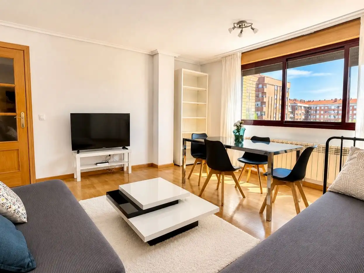 Piso de alquiler en Calle Servillas, 3, Cascajos - Piqueras Sala de estar de Piso de alquiler en Logroño con Calefacción, Jardín privado y Parquet