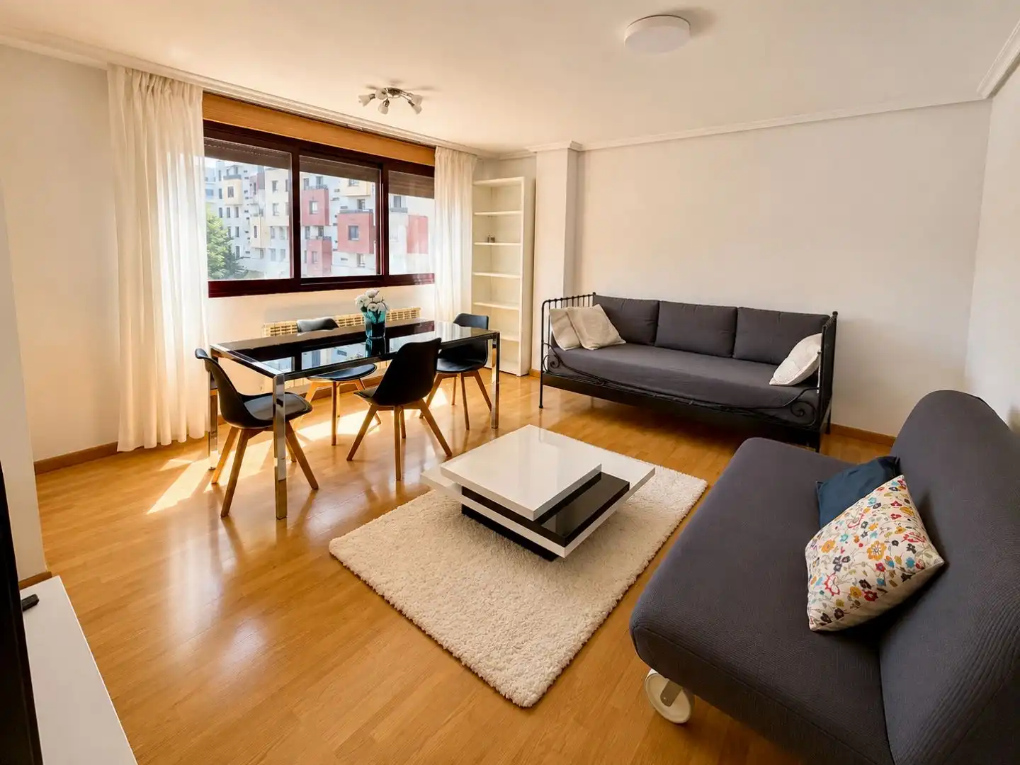 Piso de alquiler en Calle Servillas, 3, Cascajos - Piqueras Sala de estar de Piso de alquiler en Logroño con Calefacción, Jardín privado y Parquet