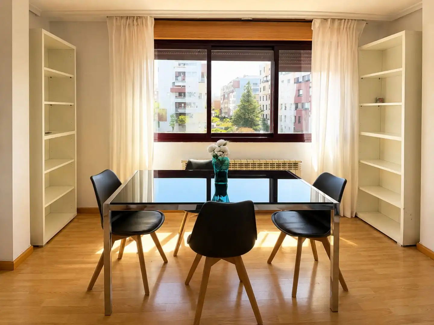 Piso de alquiler en Calle Servillas, 3, Cascajos - Piqueras Comedor de Piso de alquiler en Logroño con Calefacción, Jardín privado y Parquet