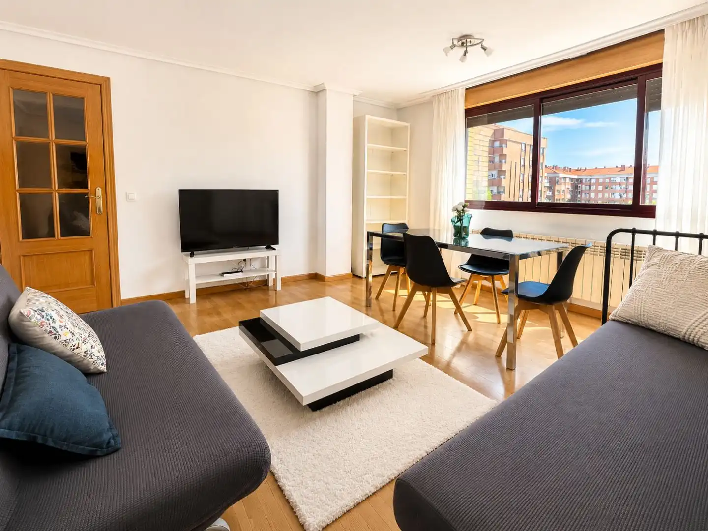 Piso de alquiler en Calle Servillas, 3, Cascajos - Piqueras Sala de estar de Piso de alquiler en Logroño con Calefacción, Jardín privado y Parquet