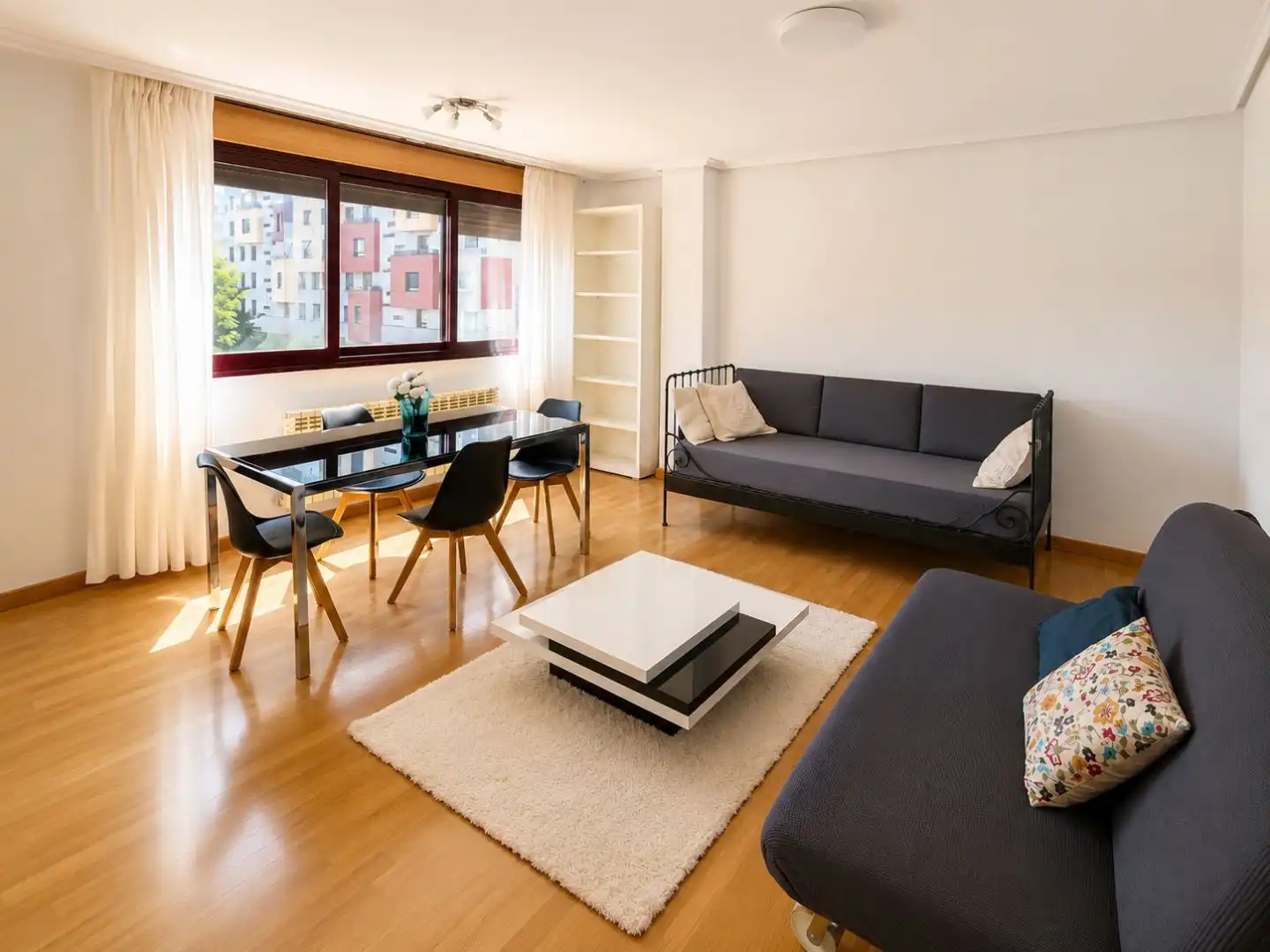 Piso de alquiler en Calle Servillas, 3, Cascajos - Piqueras Sala de estar de Piso de alquiler en Logroño con Calefacción, Jardín privado y Parquet