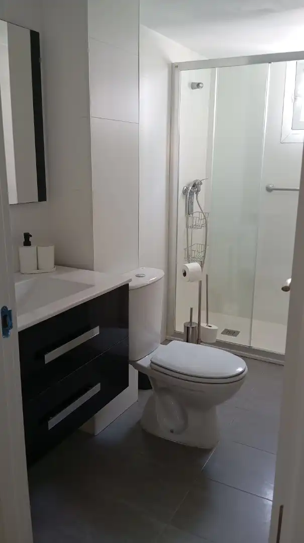 Piso de alquiler en Calle Puerto de Envalira, 8, Juan XXIII - Rochelambert Baño de Piso de alquiler en Sevilla con Aire acondicionado, Amueblado y Horno