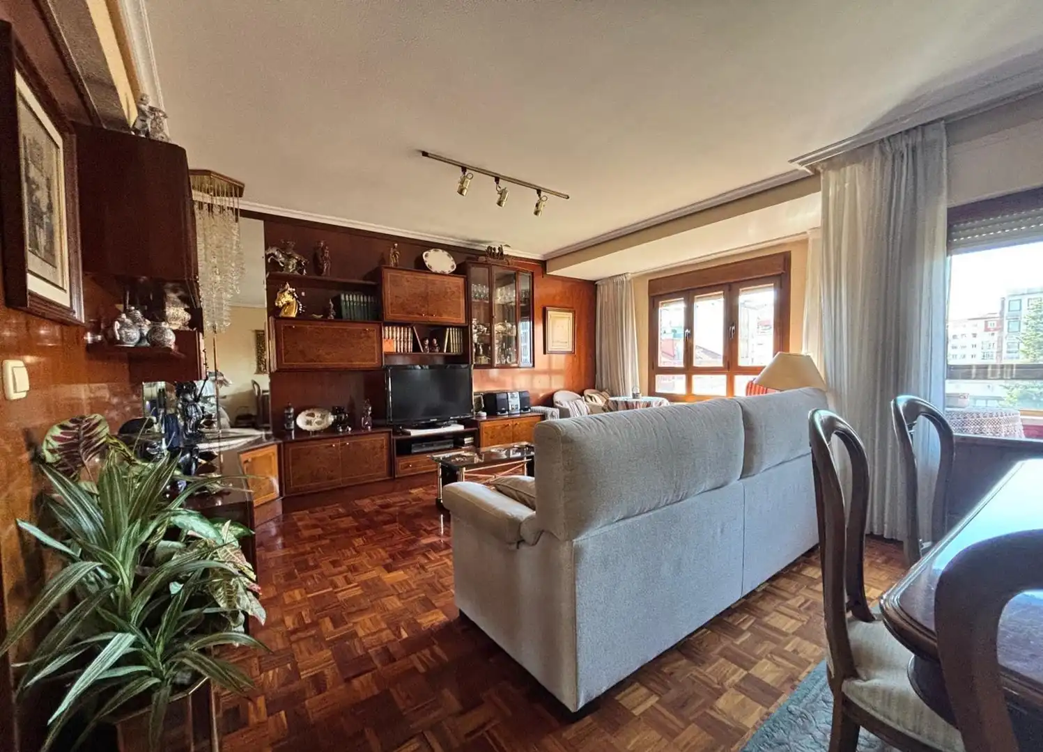Piso en venta en Calle Calzadas, 43, Villa Pilar Sala de estar de Piso en venta en Burgos con Calefacción, Parquet y Terraza
