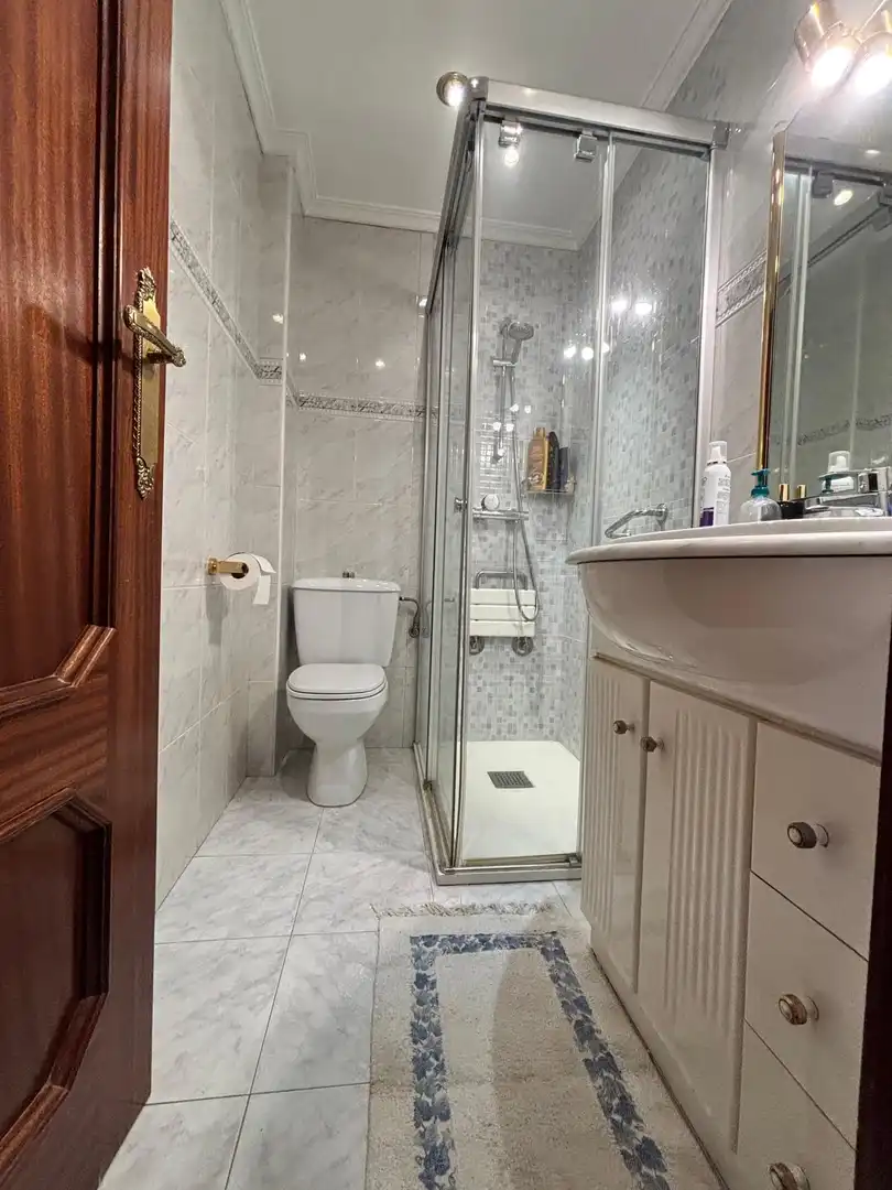 Piso en venta en Calle Calzadas, 43, Villa Pilar Baño de Piso en venta en Burgos con Calefacción, Parquet y Terraza