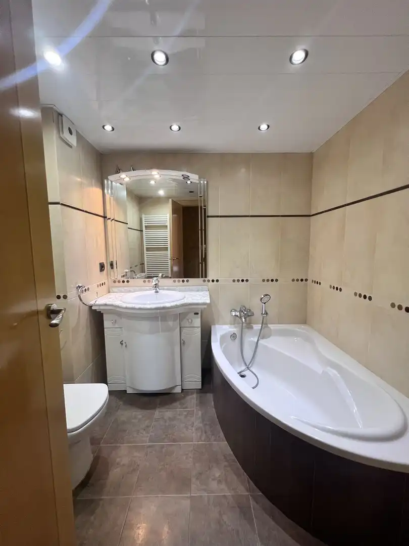 Flat for sale in Carrer D'en Josep Tarradellas, 3, Sant Joan - TV3 Bathroom of Flat for sale in Sant Joan Despí with Air Conditioner and Balcony