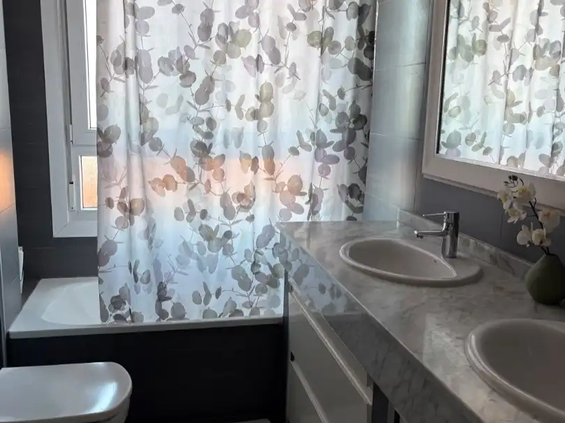 Casa adosada en venta en DP-5812, 62, Sada (A Coruña) Baño de Casa adosada en venta en Sada (A Coruña) con Calefacción, Jardín privado y Parquet