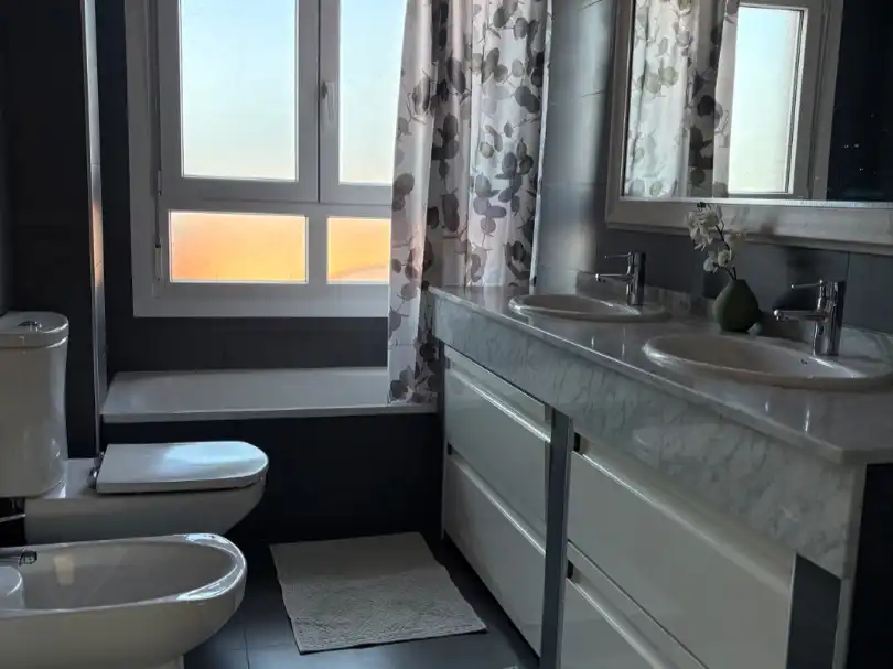 Casa adosada en venta en DP-5812, 62, Sada (A Coruña) Baño de Casa adosada en venta en Sada (A Coruña) con Calefacción, Jardín privado y Parquet