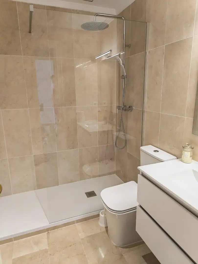 Piso en venta en Urbanizacion Nva Andalucia Aloha, 26, Aloha Baño de Piso en venta en Marbella con Aire acondicionado, Terraza y Piscina