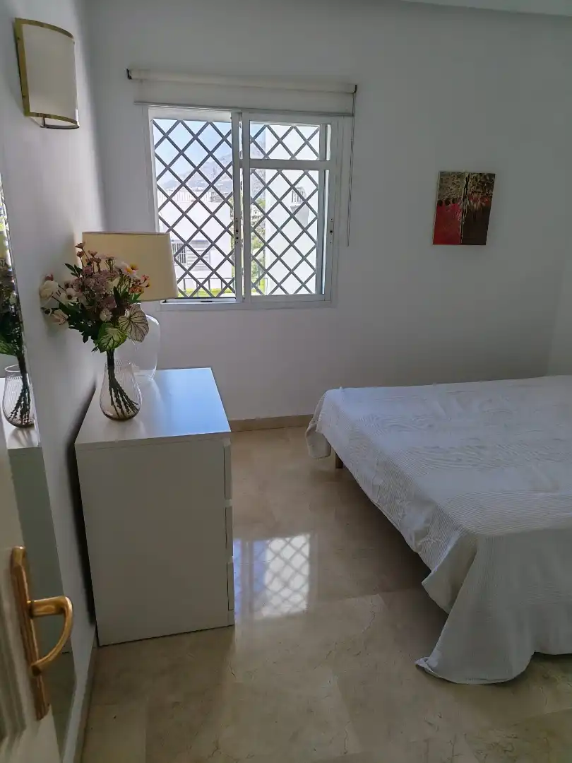 Piso en venta en Urbanizacion Nva Andalucia Aloha, 26, Aloha Habitación de Piso en venta en Marbella con Aire acondicionado, Terraza y Piscina