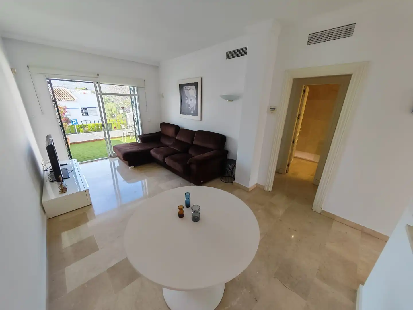 Piso en venta en Urbanizacion Nva Andalucia Aloha, 26, Aloha Sala de estar de Piso en venta en Marbella con Aire acondicionado, Terraza y Piscina