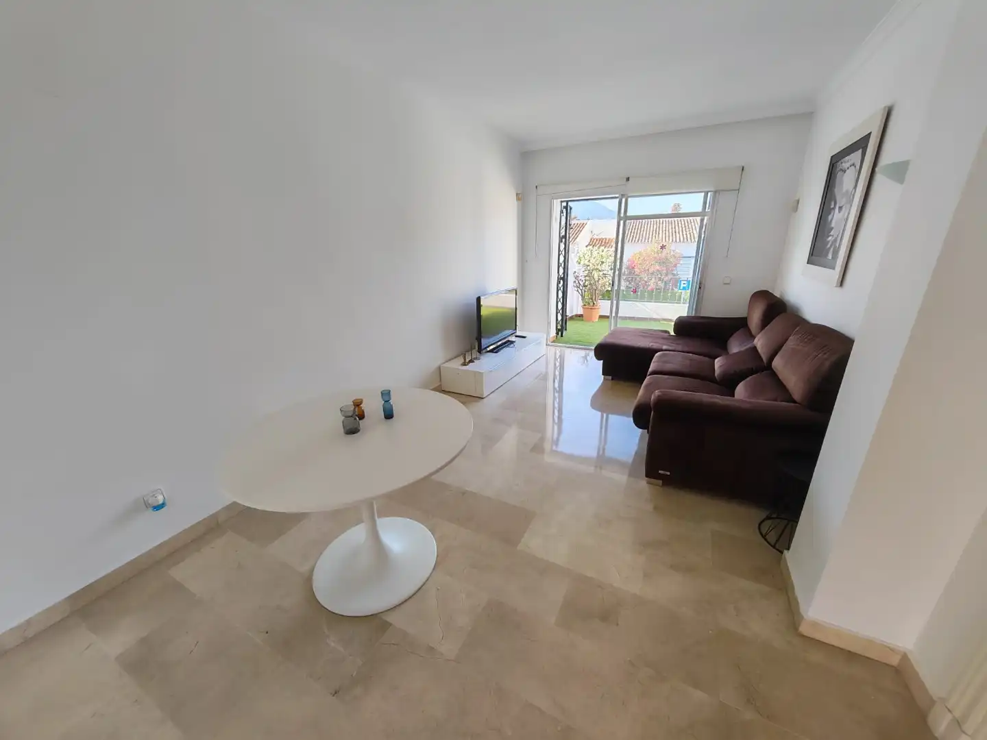 Piso en venta en Urbanizacion Nva Andalucia Aloha, 26, Aloha Sala de estar de Piso en venta en Marbella con Aire acondicionado, Terraza y Piscina