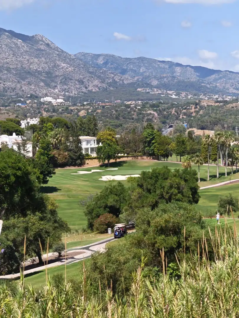Piso en venta en Urbanizacion Nva Andalucia Aloha, 26, Aloha Vista exterior de Piso en venta en Marbella con Aire acondicionado, Terraza y Piscina