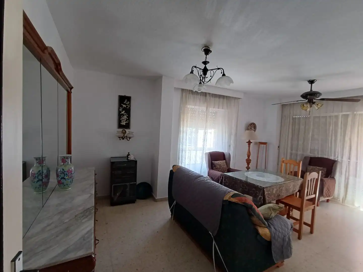 Piso en venta en Calle Curro Cúchares, 1, La Cruz Sala de estar de Piso en venta en Granada Capital con Balcón