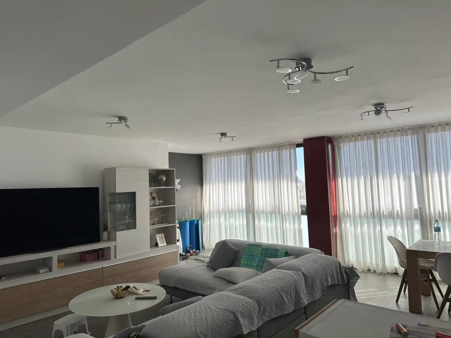 Sala d'estar de Pis de lloguer en Alicante / Alacant amb Jardí privat, Terrassa i Piscina