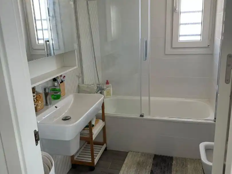 Bany de Pis de lloguer en Alicante / Alacant amb Jardí privat, Terrassa i Piscina