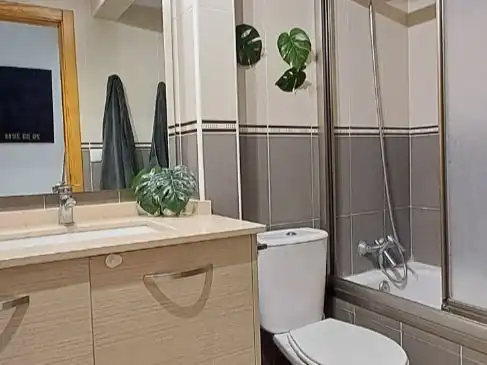 Flat for rent in Carrer de Creta, 80, Monte y Mar Bathroom of Flat for rent in Santa Pola with Air Conditioner, Private garden and Terrace