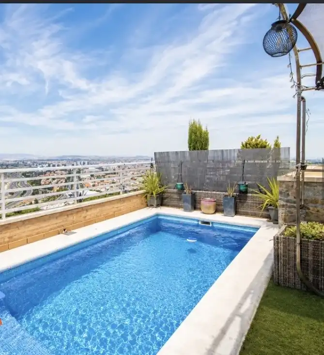 Einfamilien-Reihenhaus zum Verkauf in Camino de las Conejeras, 52, Camino de los Neveros - Serrallo Schwimmbecken von Einfamilien-Reihenhaus zum Verkauf in Granada Capital mit Klimaanlage, Terrasse und Schwimmbad