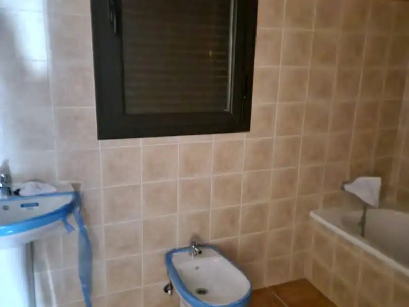 Wohnung zur Miete in Calle Navarrisquillos, 2, Navahermosa Badezimmer von Wohnung zur Miete in Navahermosa mit Heizung, Möbliert und Balkon