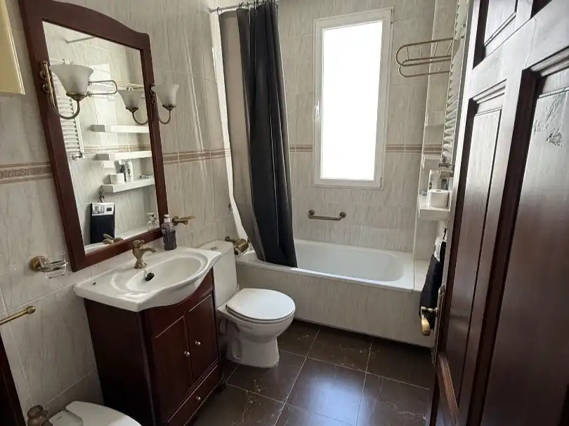 Flat for rent in Calle de Raimundo Fernández Villaverde, 37, Cuatro Caminos - Azca Bathroom of Flat for rent in Madrid Capital with Air Conditioner and Terrace