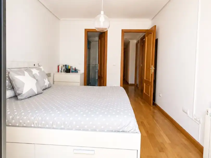Pis en venda a Calle Villafranca de Duero, 8, Las Villas - Valparaiso - El Peral Dormitori de Pis en venda en Valladolid amb Calefacció, Parquet i Terrassa
