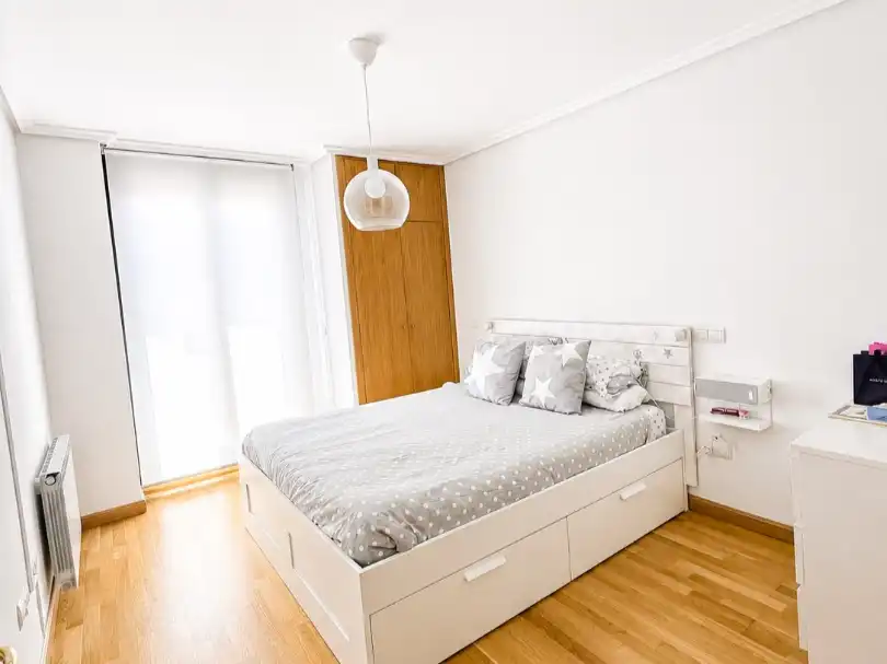 Pis en venda a Calle Villafranca de Duero, 8, Las Villas - Valparaiso - El Peral Dormitori de Pis en venda en Valladolid amb Calefacció, Parquet i Terrassa