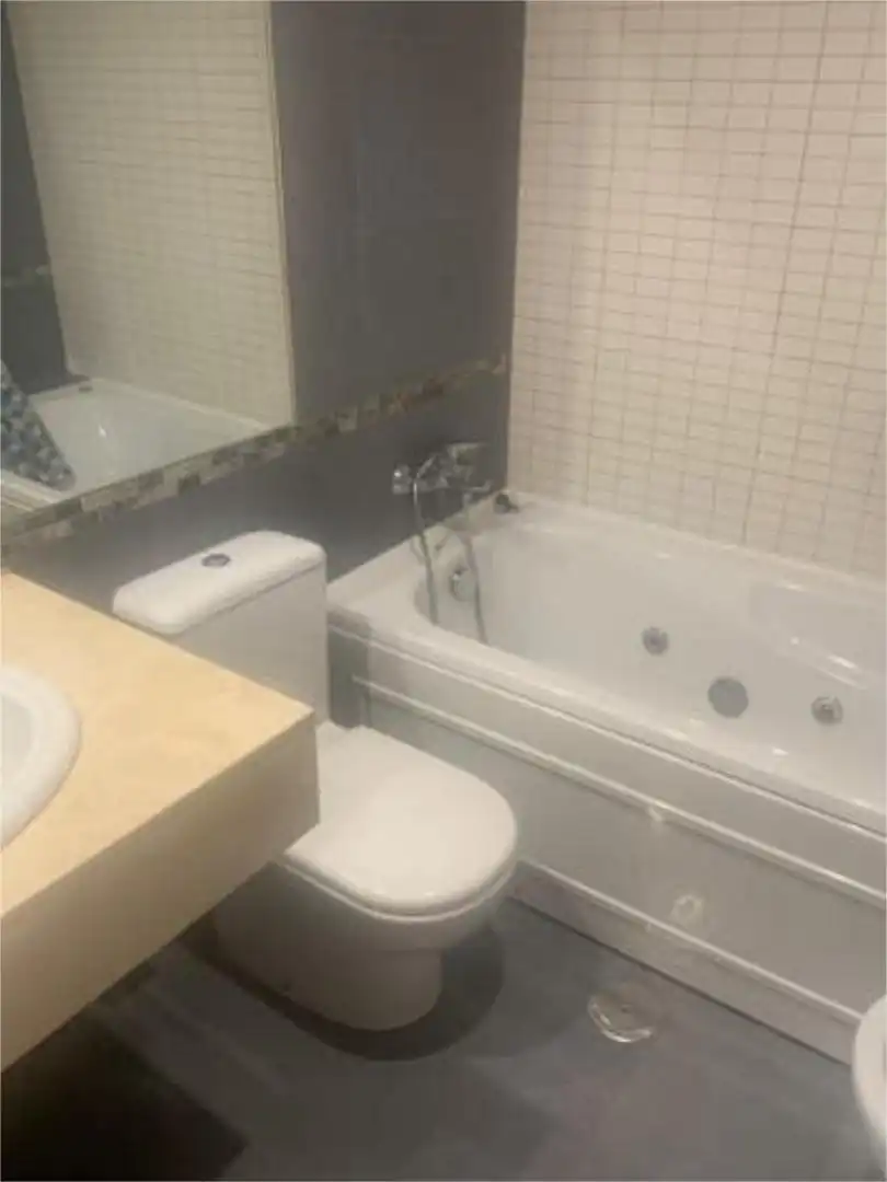 Baño de Piso de alquiler en L'Alfàs del Pi con Calefacción, Terraza y Amueblado