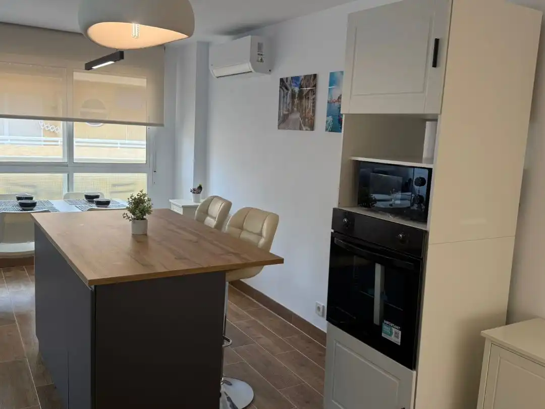 Wohnung zur Miete in Carrer Azorín, 2, Guardamar Playa Küche von Wohnung zur Miete in Guardamar del Segura mit Klimaanlage, Heizung und Möbliert
