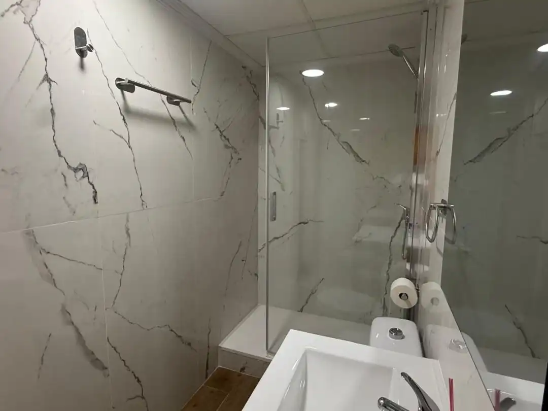 Flat for rent in Carrer Azorín, 2, Guardamar Playa Bathroom of Flat for rent in Guardamar del Segura with Air Conditioner, Heating and Furnished