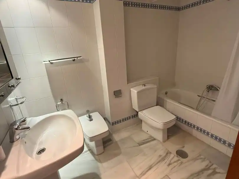 Flat for rent in Plaza de la Flor del Olivo, 4, Ollerías - San Cayetano Bathroom of Flat for rent in Córdoba with Air Conditioner, Heating and Community parking