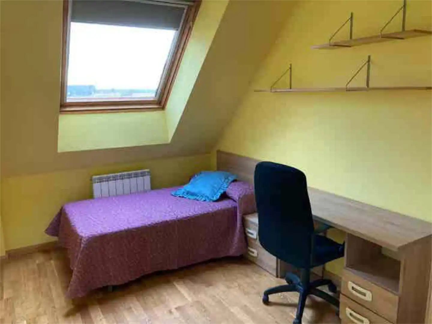 Schlafzimmer von Dachboden zur Miete in Valverde de la Virgen mit Heizung, Terrasse und Möbliert