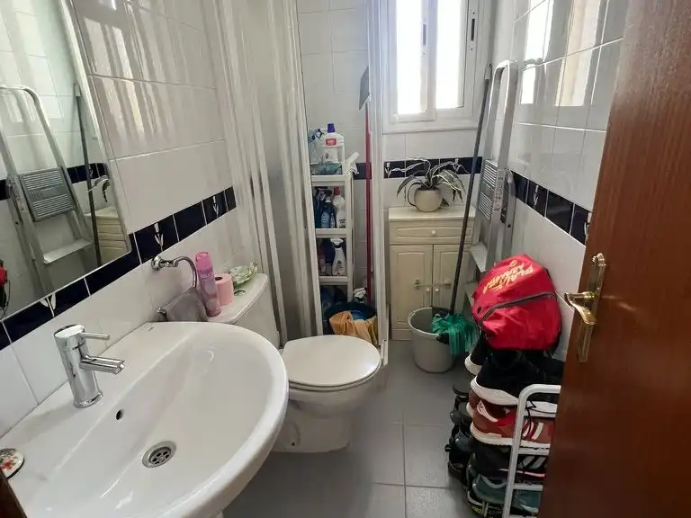 Flat for rent in Calle Don Sancho de Castilla, 11, Centro Bathroom of Flat for rent in Alcalá de Guadaira with Air Conditioner, Parquet flooring and Furnished