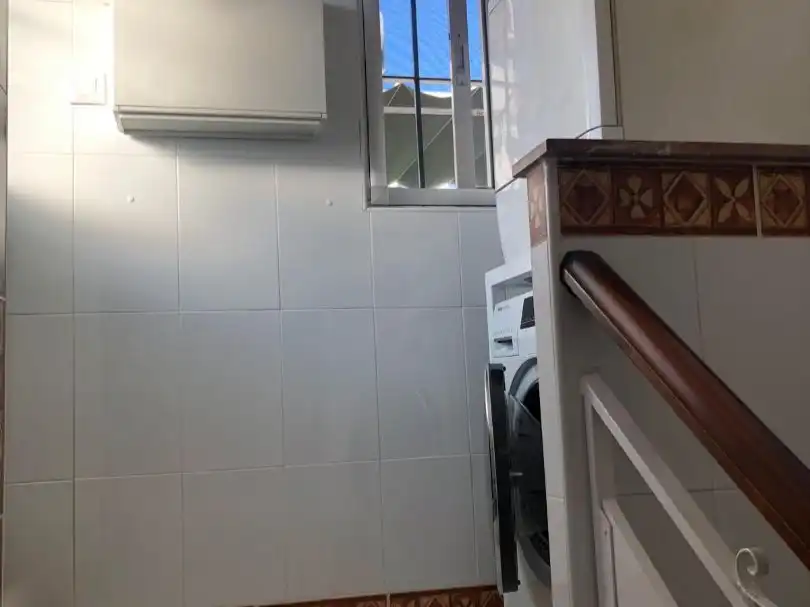Casa adosada de alquiler en Calle la Casa de Bernarda Alba, 41, San José de la Rinconada Baño de Casa adosada de alquiler en La Rinconada con Aire acondicionado, Calefacción y Parquet
