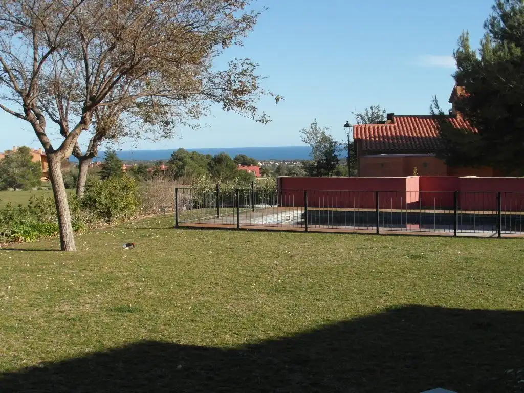 Casa adosada en venda a Carrer de L'aufinac, 2, Bonmont Terres Noves Jardí de Casa adosada en venda en Mont-roig del Camp amb Aire condicionat, Terrassa i Piscina