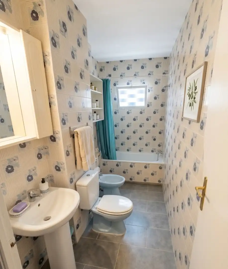 Bathroom of Flat for sale in Algeciras  with Air Conditioner, Heating and Terrace