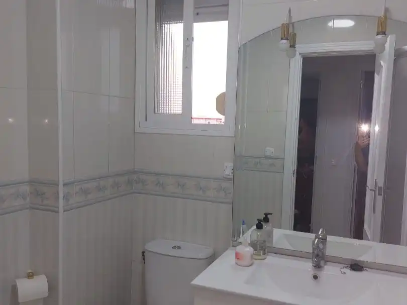 Piso de alquiler en Calle José Díaz, 3, Doctor Barraquer - G. Renfe - Policlínico Baño de Piso de alquiler en Sevilla