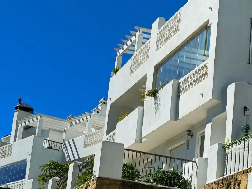Piso en venta en Urbanizacion Bahia de Casares, 41, Bahía de Casares Vista exterior de Piso en venta en Casares con Terraza, Piscina y Amueblado