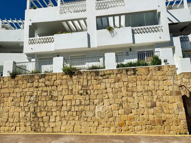 Piso en venta en Urbanizacion Bahia de Casares, 41, Bahía de Casares Vista exterior de Piso en venta en Casares con Terraza, Piscina y Amueblado