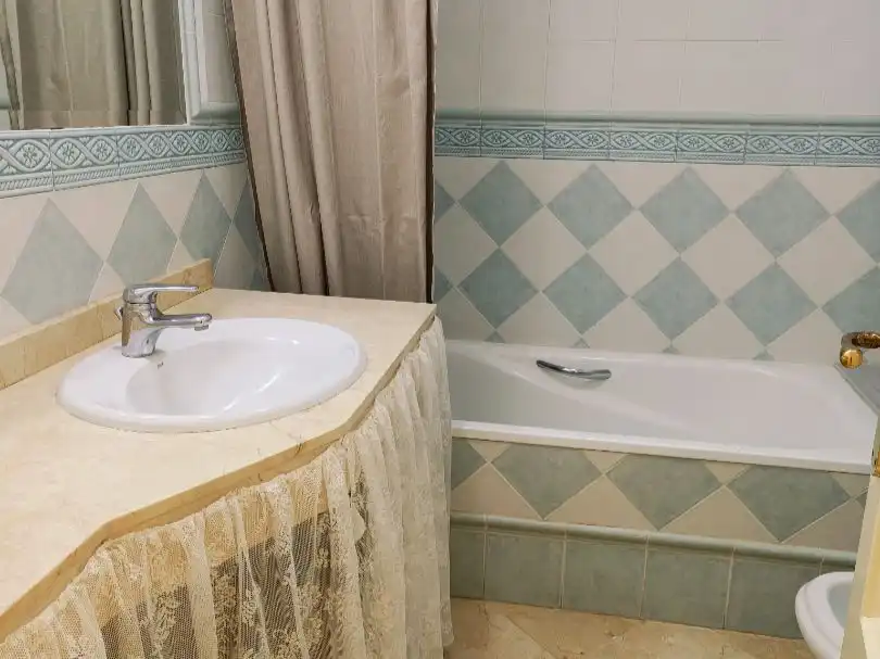 Piso en venta en Urbanizacion Bahia de Casares, 41, Bahía de Casares Baño de Piso en venta en Casares con Terraza, Piscina y Amueblado