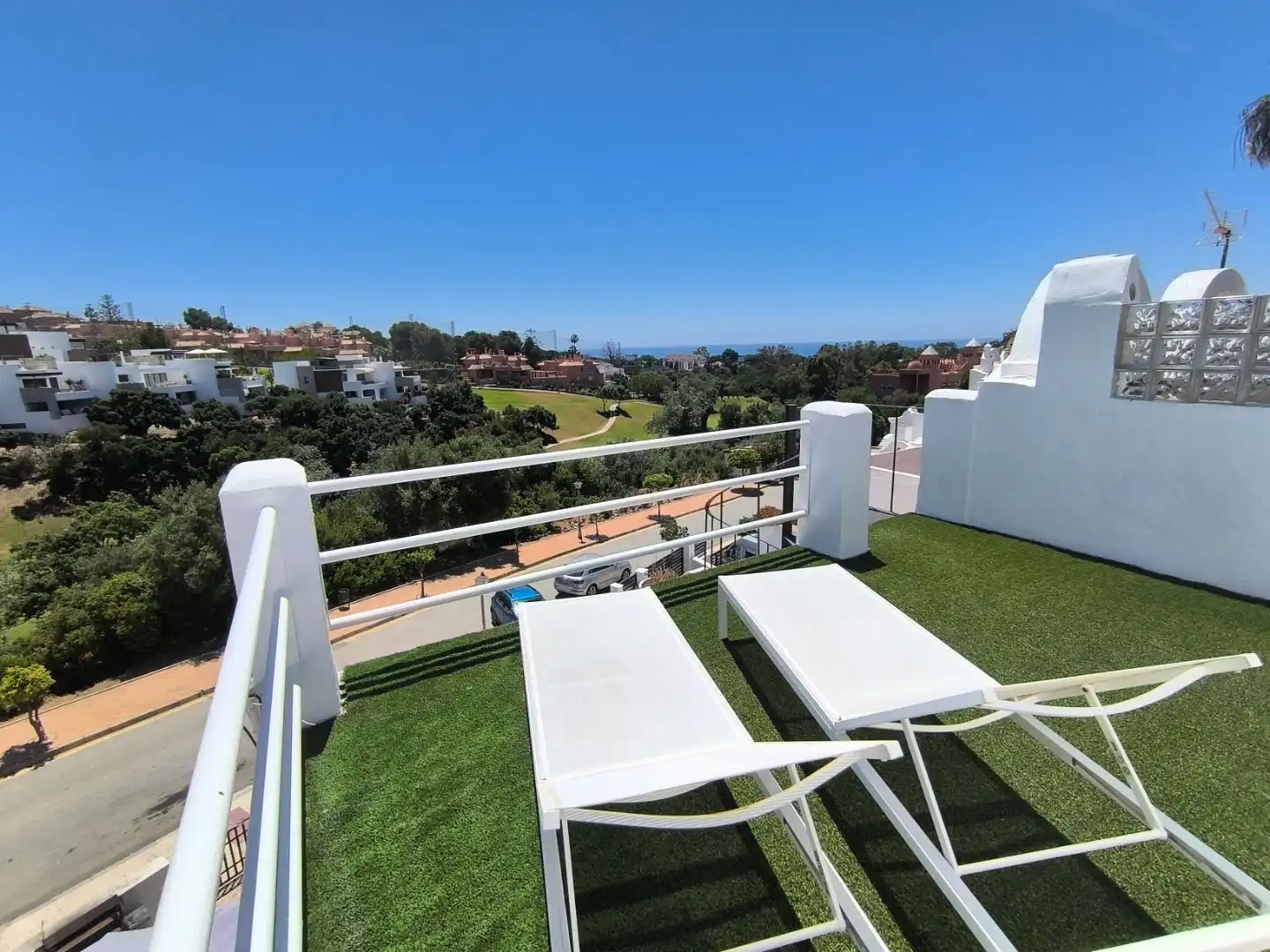 Casa adosada de lloguer a La Reserva, 6006, Reserva de Marbella Terrassa de Casa adosada de lloguer en Marbella amb Aire condicionat, Calefacció i Jardí privat