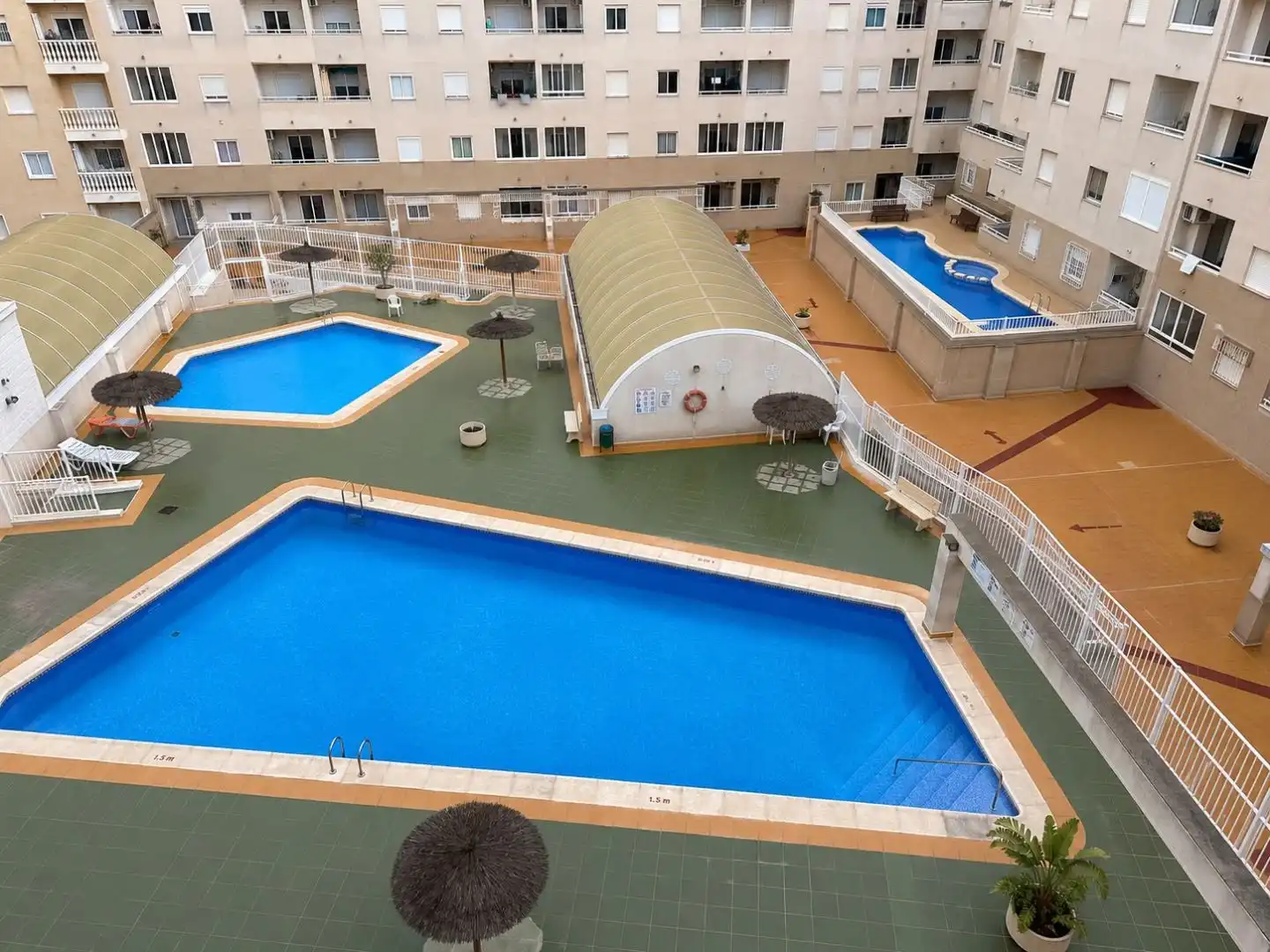 Piscina de Piso en venta en Torrevieja con Aire acondicionado, Jardín privado y Terraza