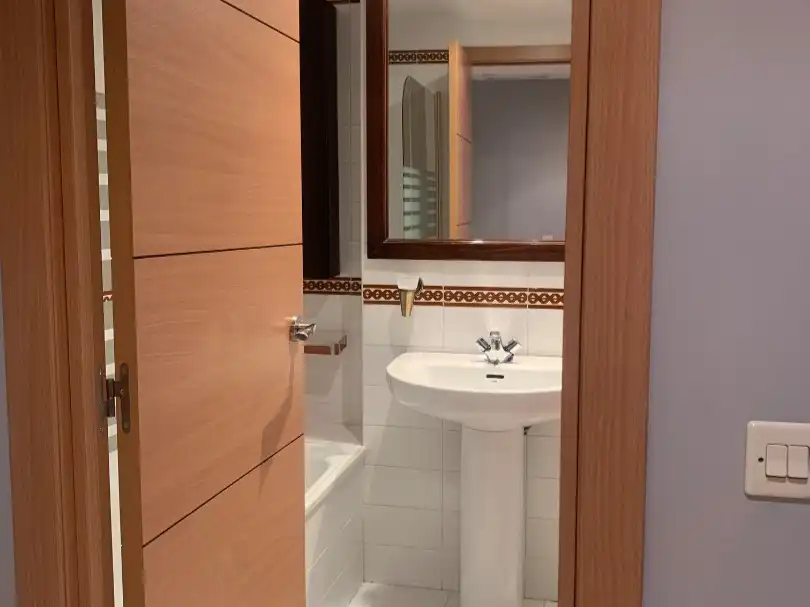 Wohnung zur Miete in Avenida de las Ciencias, 33, Colores - Entreparques Badezimmer von Wohnung zur Miete in Sevilla Capital mit Klimaanlage, Terrasse und Schwimmbad