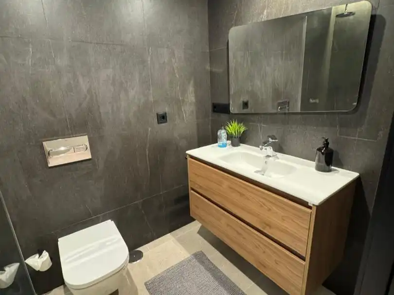 Flat for rent in Calle Prosperidad, 28, Salamanca - Uruguay Bathroom of Flat for rent in Santa Cruz de Tenerife with Air Conditioner and Furnished