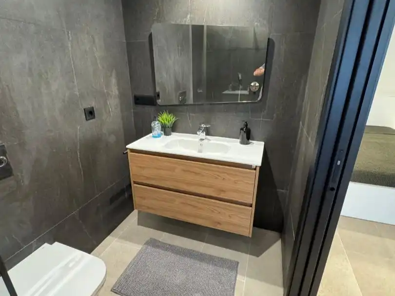 Flat for rent in Calle Prosperidad, 28, Salamanca - Uruguay Bathroom of Flat for rent in Santa Cruz de Tenerife with Air Conditioner and Furnished