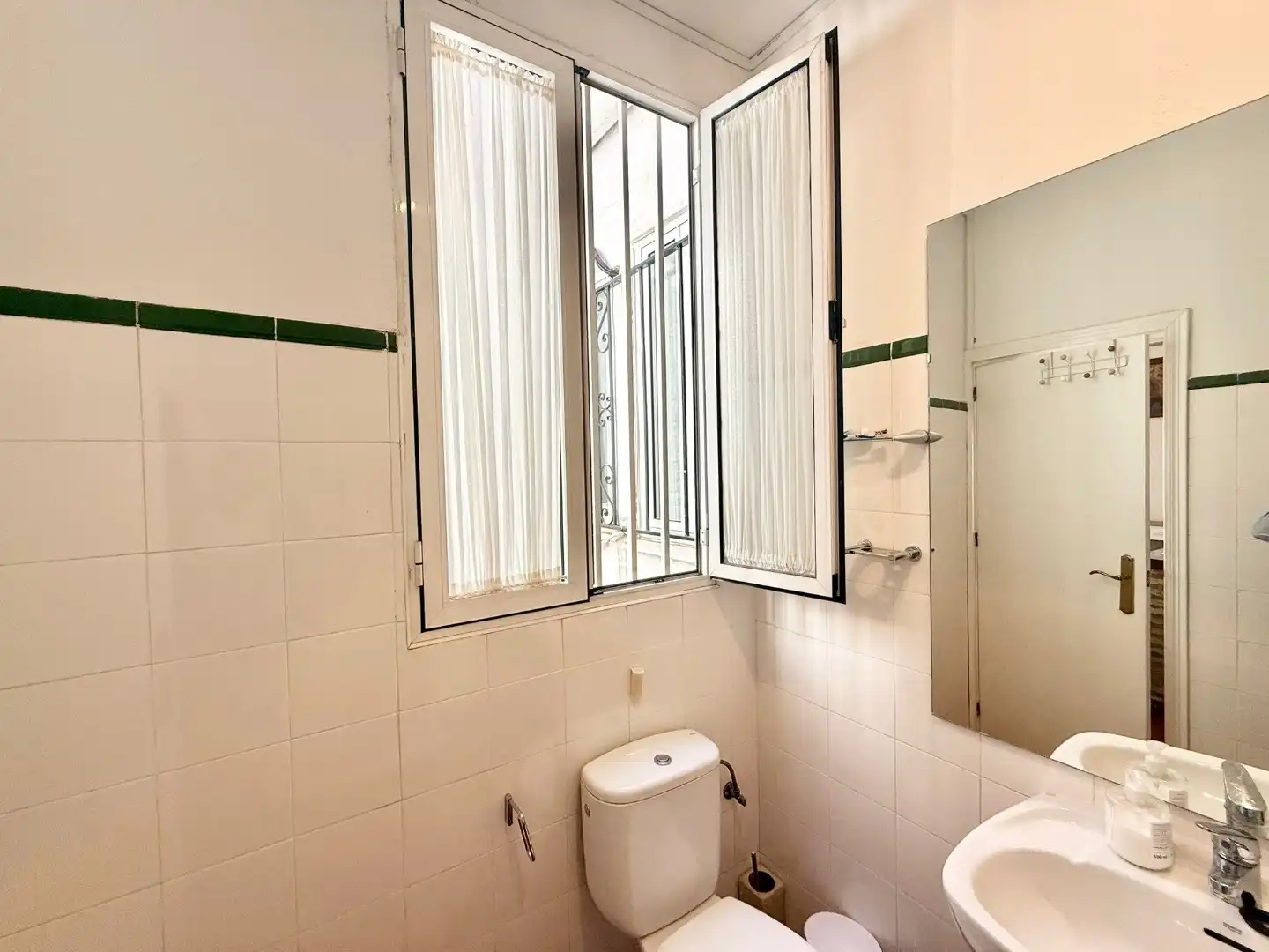Piso en venta en Calle Recaredo, 6, La Calzada - La Florida Baño de Piso en venta en Sevilla con Aire acondicionado, Calefacción y Trastero