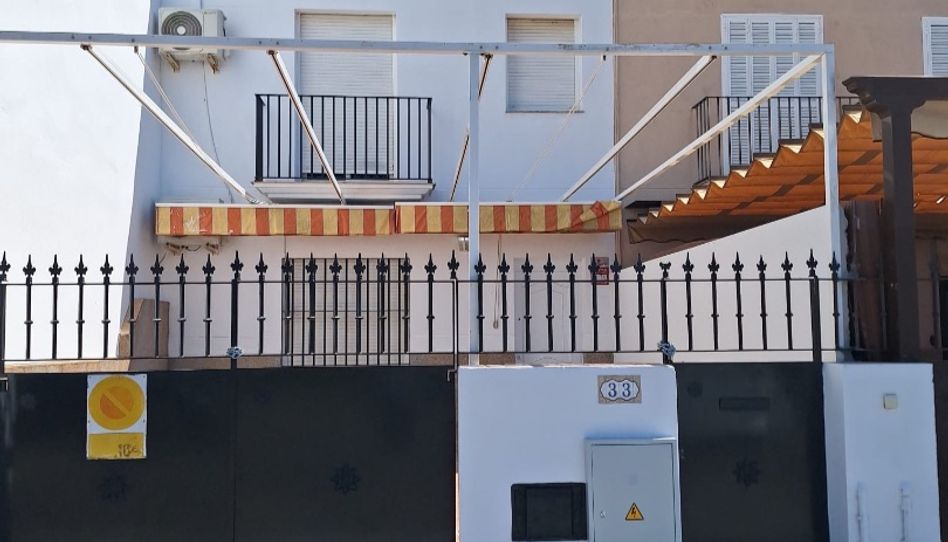 Casa o xalet en venda a Calle Buganvilla, 1, La Algaba, Sevilla - imatge 1 Foto 1 de Casa o xalet en venda a Calle Buganvilla, 1, La Algaba, Sevilla