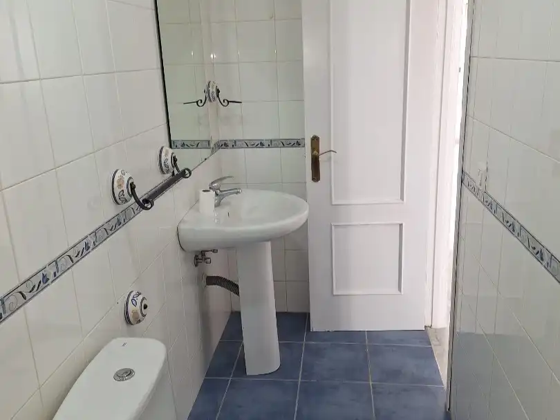 Houses for sale in Calle Buganvilla, 1, La Algaba Bathroom of Houses for sale in La Algaba with Air Conditioner, Terrace and Balcony