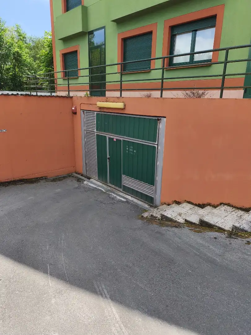 Garage zur Miete in Calle del Alisu, 4, Parres Außenansicht von Garage zur Miete in Parres